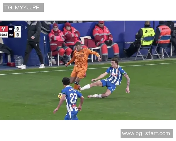 西甲激战：那不勒斯险胜曼联红牌事件引发全场热议与战术分析